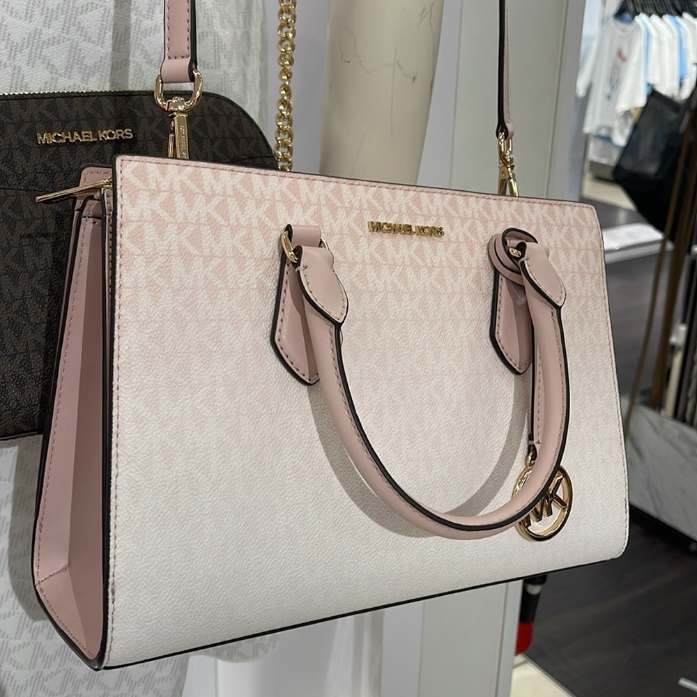 MICHAEL KORS Sheila Md Ombré Signature Logo Satchel Crossbody Bag
Powder Blush - Picture 14 of 16